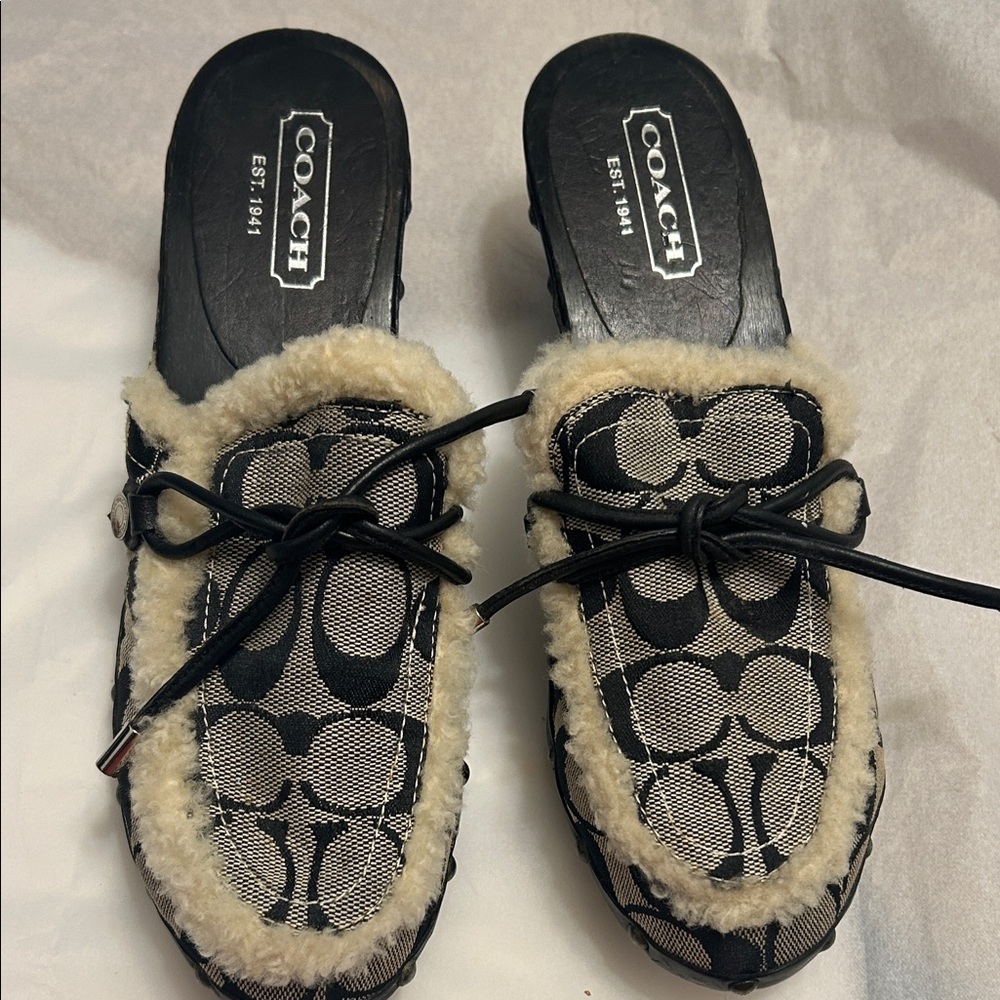 Coach Women's Black and Cream Fuzzy Slippers